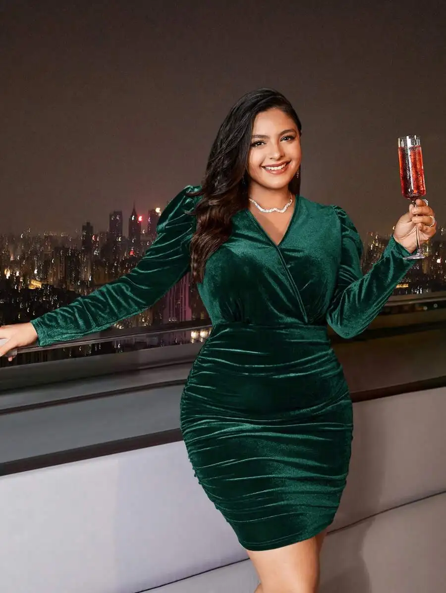 

Изумрудно-зеленое бархатное платье больших размеров с V-образным вырезом, драпировкой и рукавами-гигот.