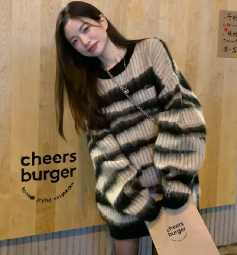 

Осенне-зимняя одежда 2024, большой стиль, корейский Ins, американский ретро-свитер из мохера в полоску, ленивый вязаный свитер средней длины