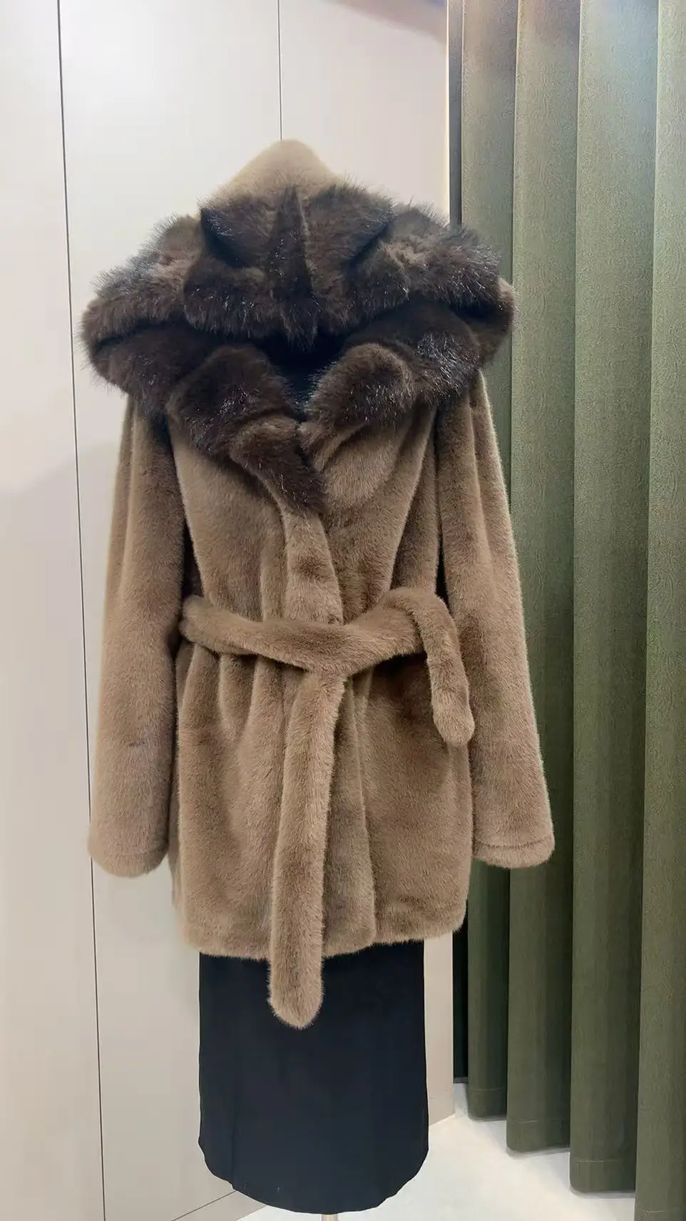 النساء فو الفراء منتصف طول معاطف جاكيتات معطف مقنع سميكة الدافئة Y2k الشارع الشهير سترة الدانتيل يصل العمل الأنيق الخريف الشتاء 2025