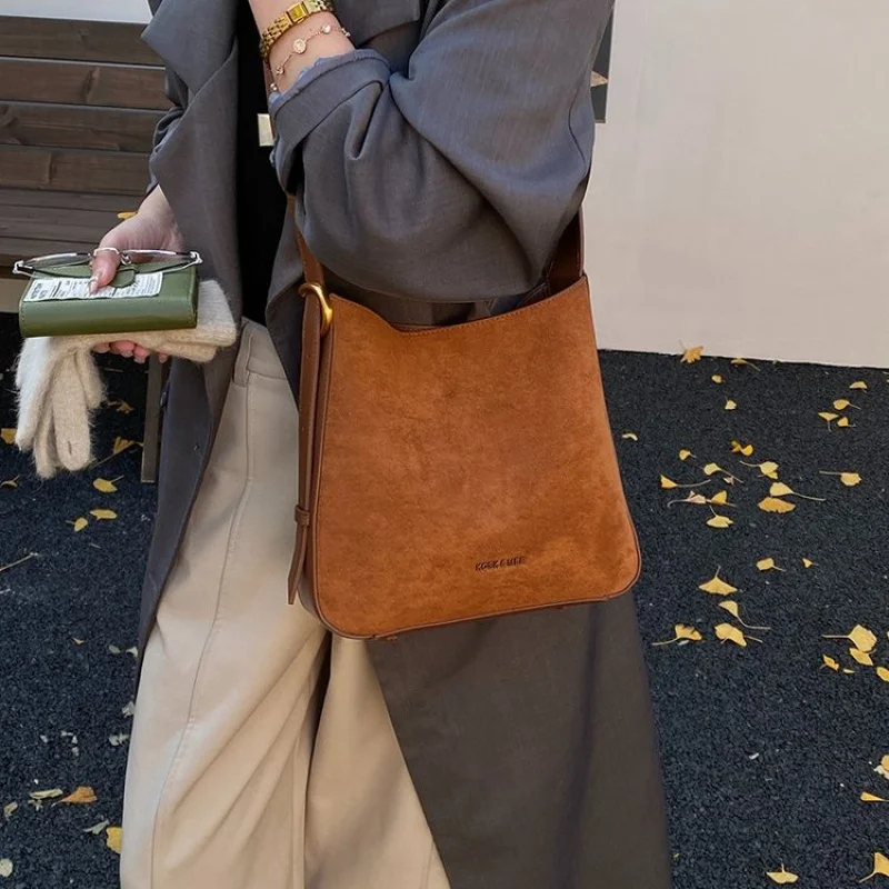 

Stylish Ladies Messenger Bag Made Of Hex-Printed Leather Boasting Compact Lisbon Casual Vintage Spacious Soft Daily Look​