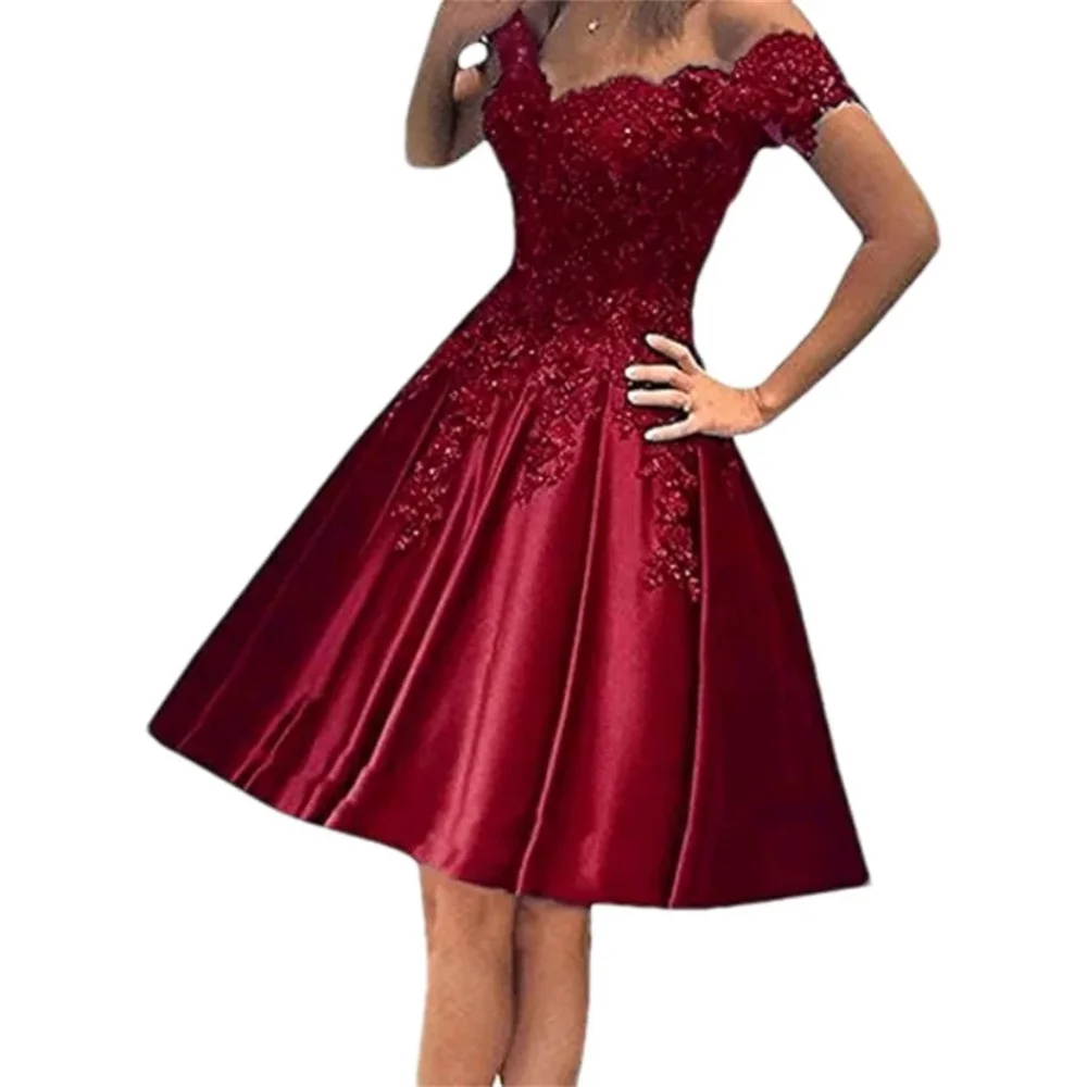 Robe rouge classique qui interprète l'élégance. Modèle ample et moelleux adapté à toutes les morphologies pour les occasions photogéniques
