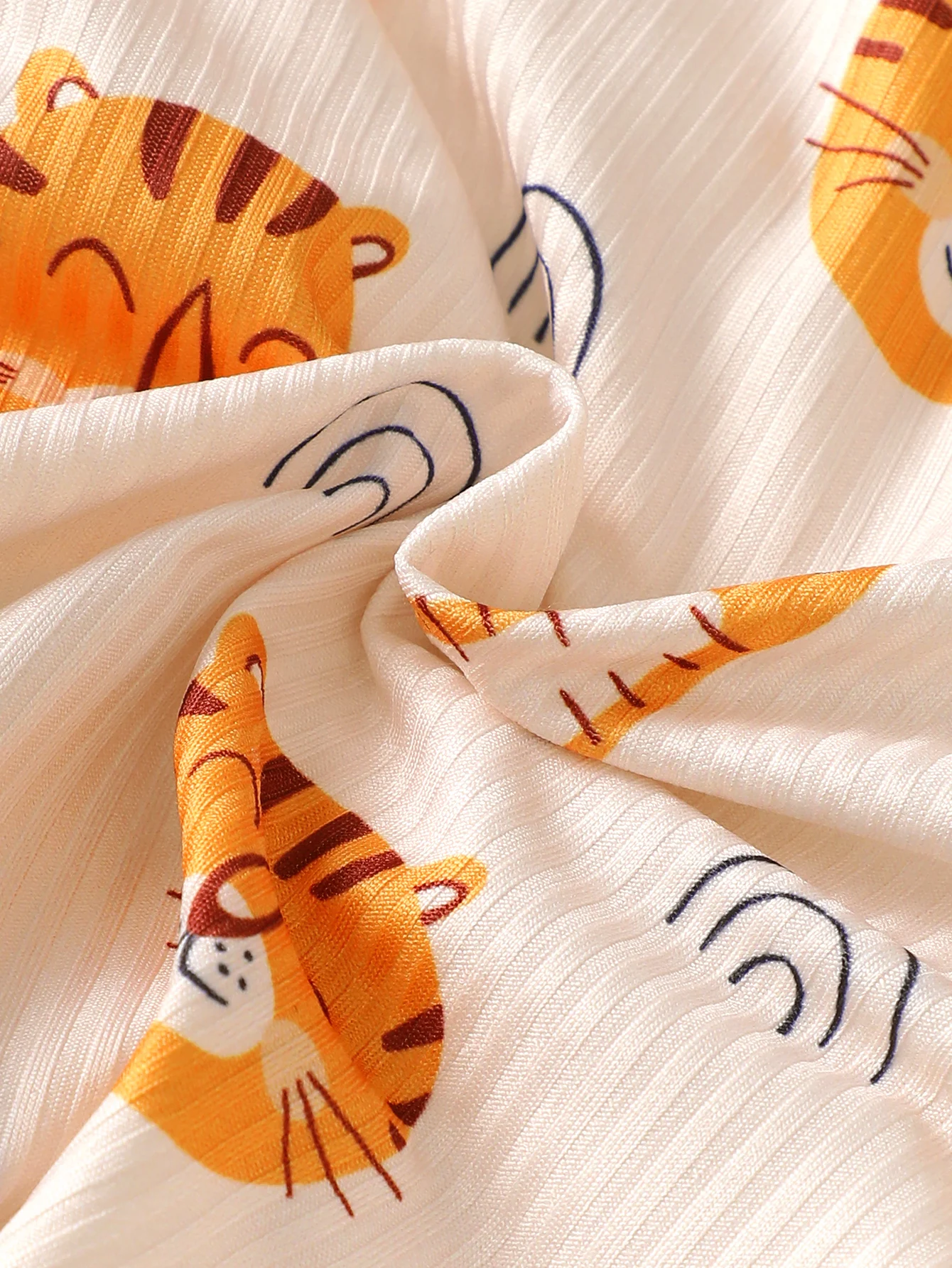 Suitable for little boys to relax at home with cute cartoon tiger pattern T-shirt + shorts boys suit