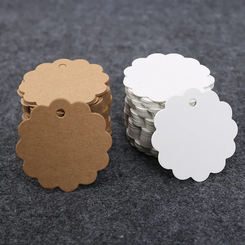 50szt 6cm Okrągła koronkowa krawędź Kraft Paper Tagi Etykiety na karty Produkt Ciasto Żywność Znaki cenowe Etykieta odzieży Buty Torby Dekor Akcesoria