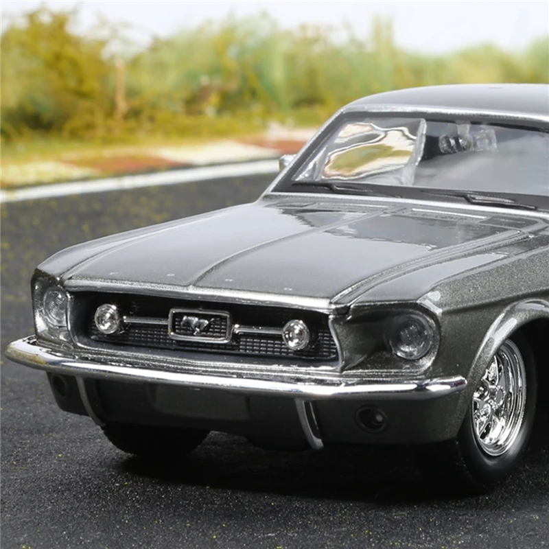 Maisto 1:24 1967 Ford Mustang GT Alloy Sports Car Model Diecast Metal Racing Car Vehicles Model Simulation Collection Kids Gifts