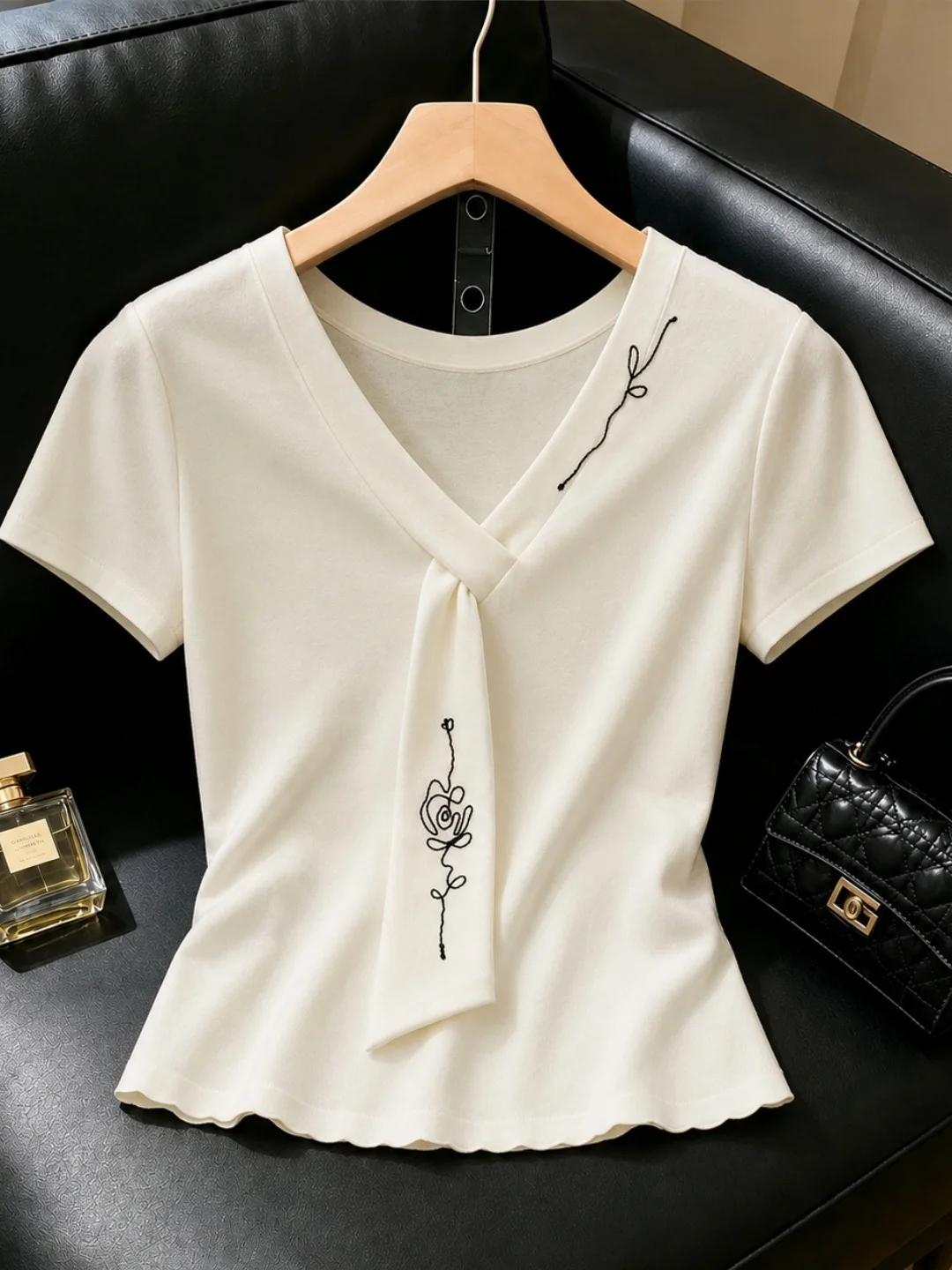 

Korean Style Casual Simple Short Sleeve T-Shirt V-Neck Design Summer Fashion Sensation Versatile Basic Fit Straight Cut Silk Top