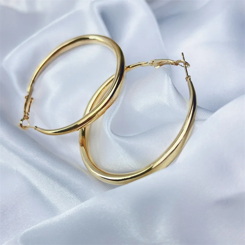 2025 New Women's Gold color Large Hoop Earrings (one Pair) Simple Smooth Geometric Round Earrings Stylish Everyday Accessories