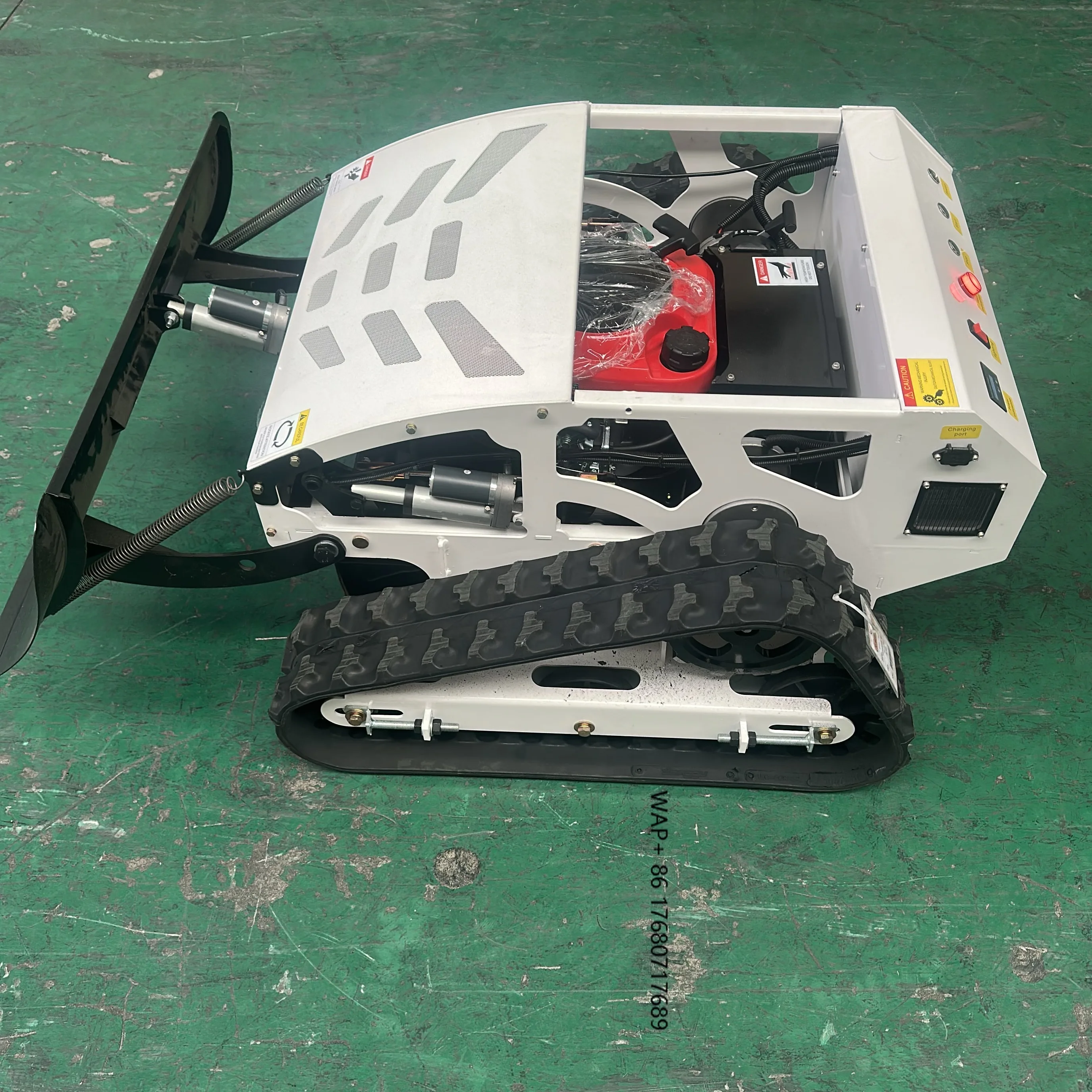 Chinese Hot Selling Small Remote-controlled Lawn Mower with Snow Shovel, All Terrain Available, High Horsepower