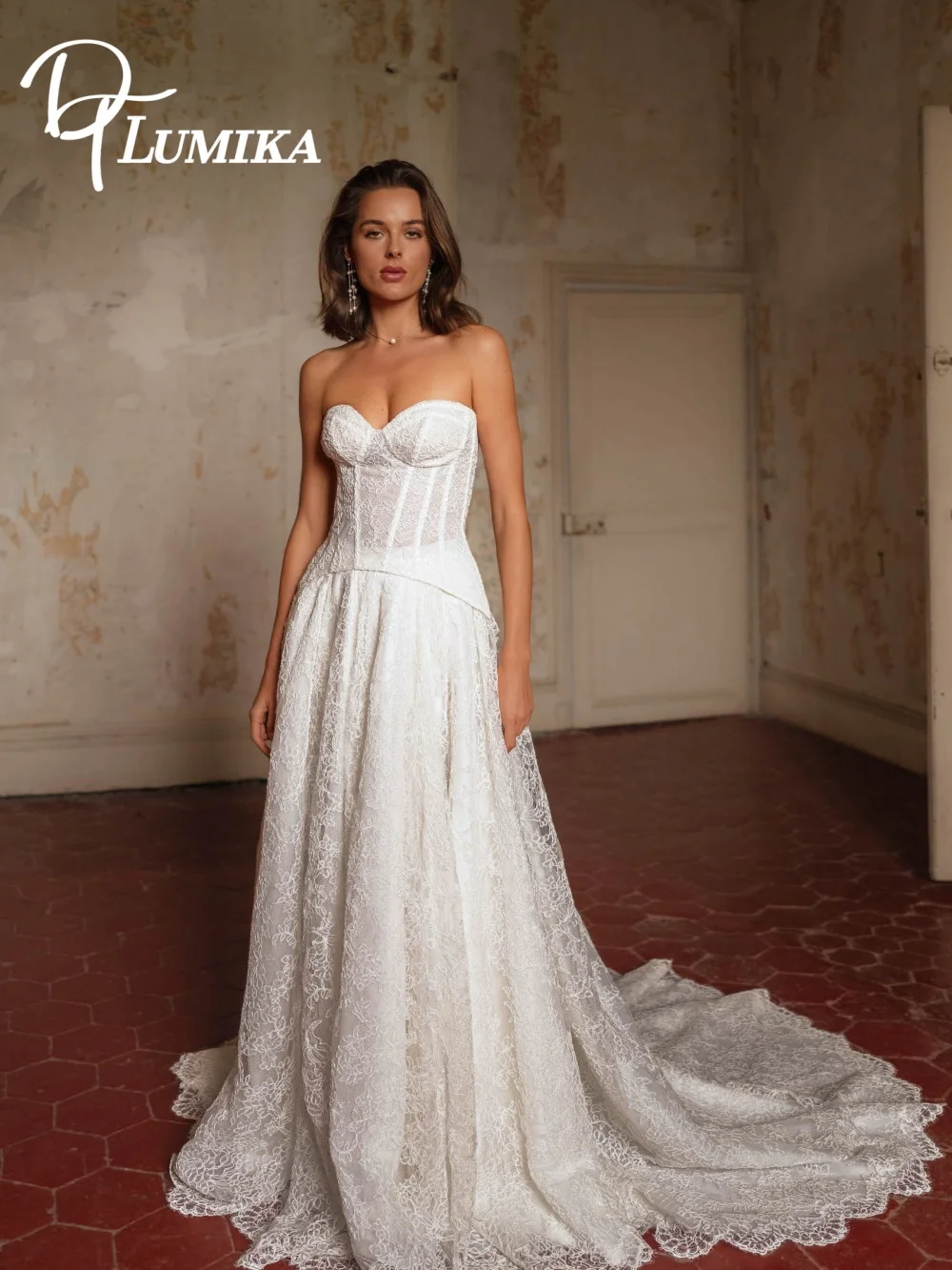 

Stylish Strapless Lace Wedding Dress 2026 Romantic Vintage Church Bridal Gown Fashionable A-Line Floor-Length Bridal Dress