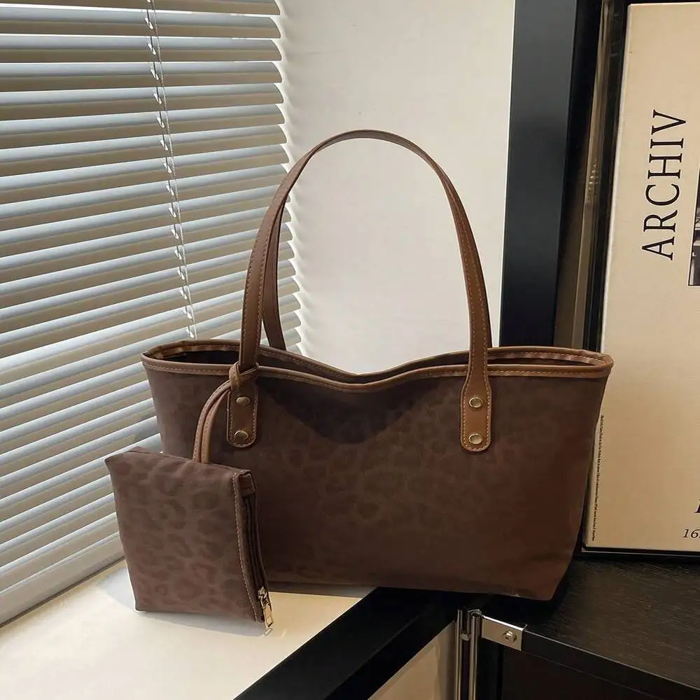 

Большая вместительная кофейно-коричневая сумка через плечо из искусственной кожи с леопардовым принтом и металлическим декором с заклепками, небольшой кулон