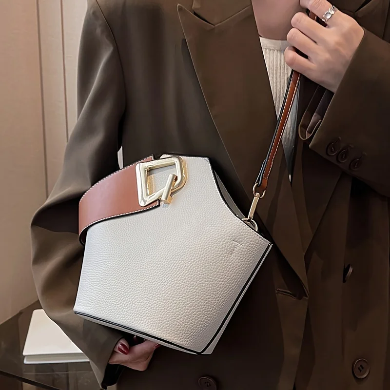 Sac seau élégant blanc texturé avec accents marron, convertible en sac bandoulière ou sac à poignée supérieure pour femme, idéal pour le quotidien et les occasions décontractées