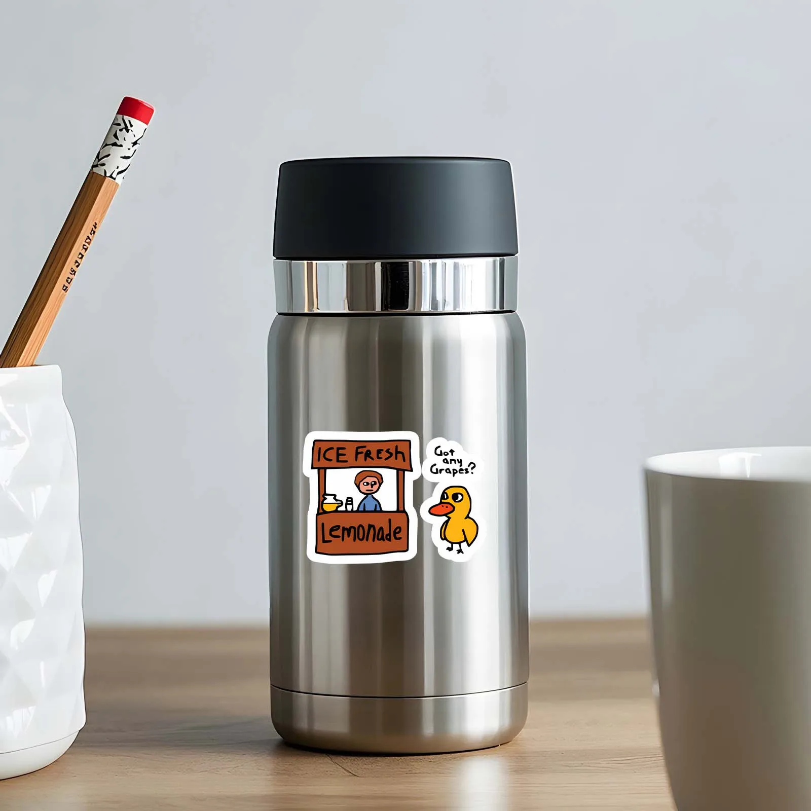 

Забавный дизайн с мультяшной уткой и лимонадной киоской для украшения ноутбука, бутылки с водой, блокнота — незаменимая вещь для розыгрышей. Забавная наклейка.