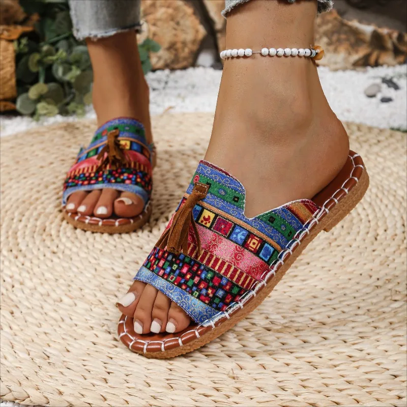 Pantofole con nappe stile nazionale per donna 2025 Primavera ed estate Nuove mezze pantofole con punta aperta in sughero piatto versatile retrò Taglie forti