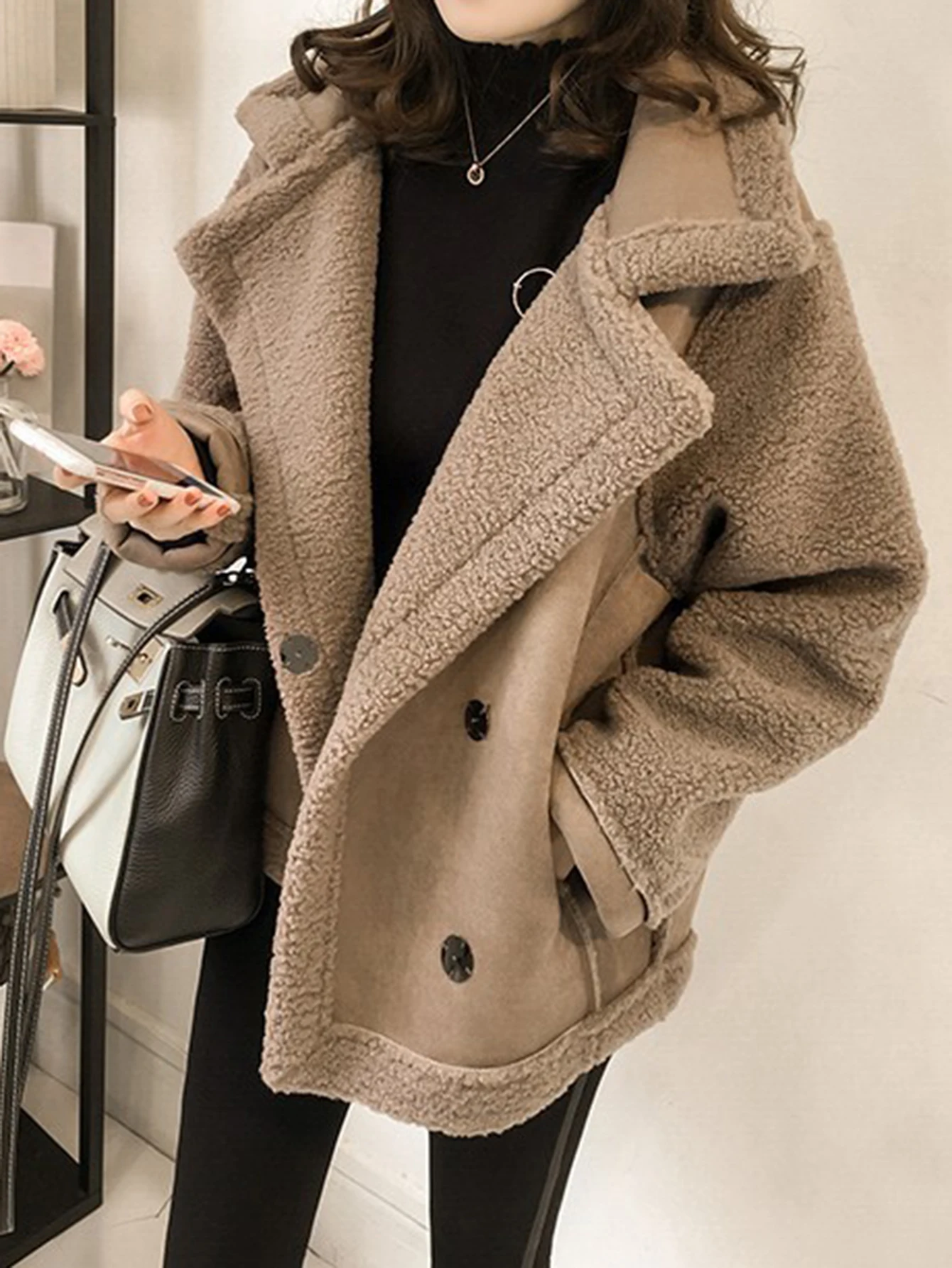 

Осенне-зимние пуховые пальто 2025 г., женские ретро винтажные пуховые пальто из овечьей шерсти с длинными рукавами и лацканами, обычная посадка, уличная одежда