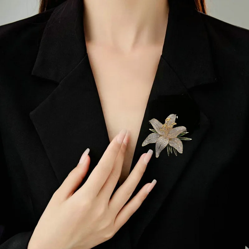 

A light luxury and high-end lily brooch, a luxurious suit coat accessory, and a niche high-end flower corsage