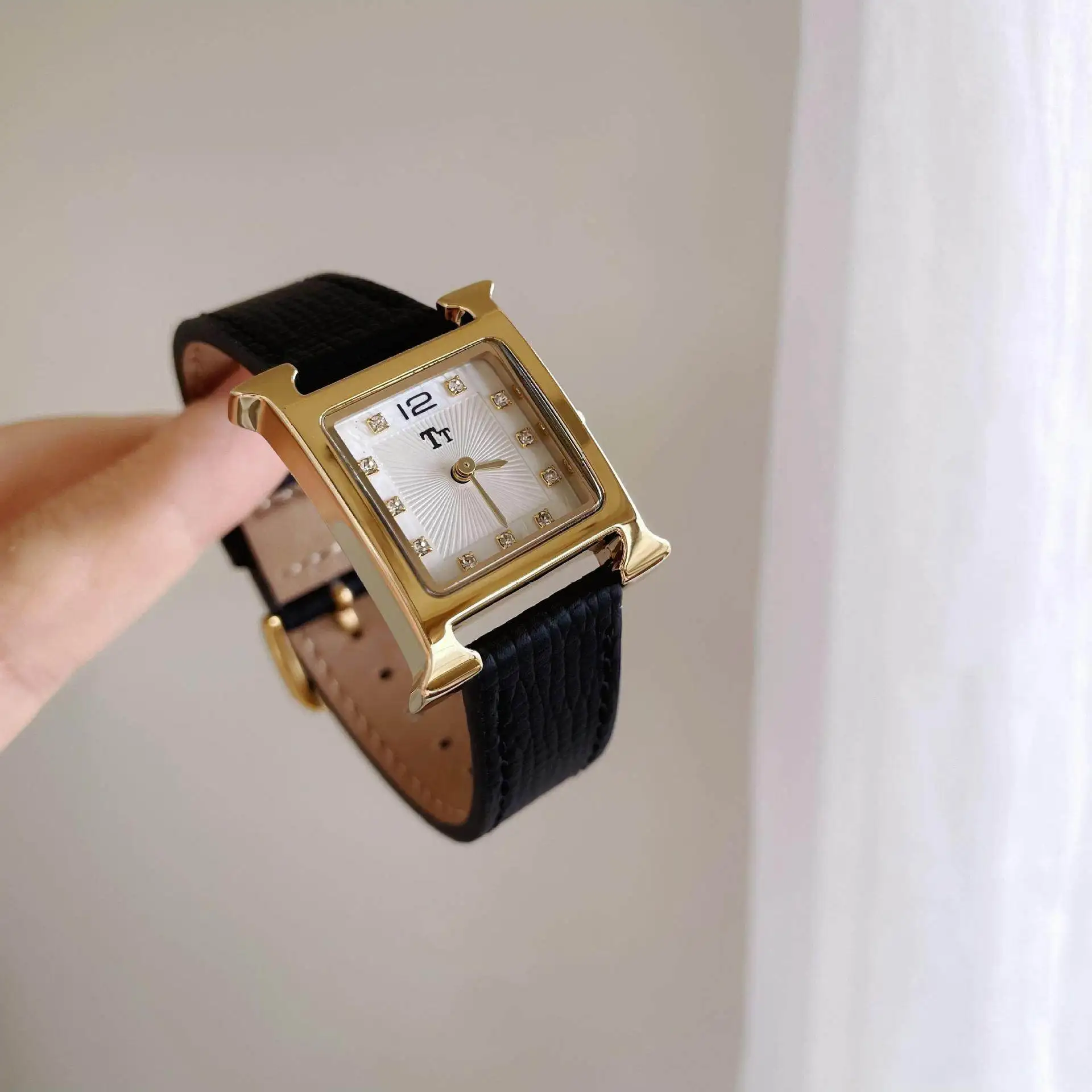 New Classic Retro Square Leather Watch, Women'S High-End Elegant Leather Strap Quartz Watch, Premium Selected Timepiece.