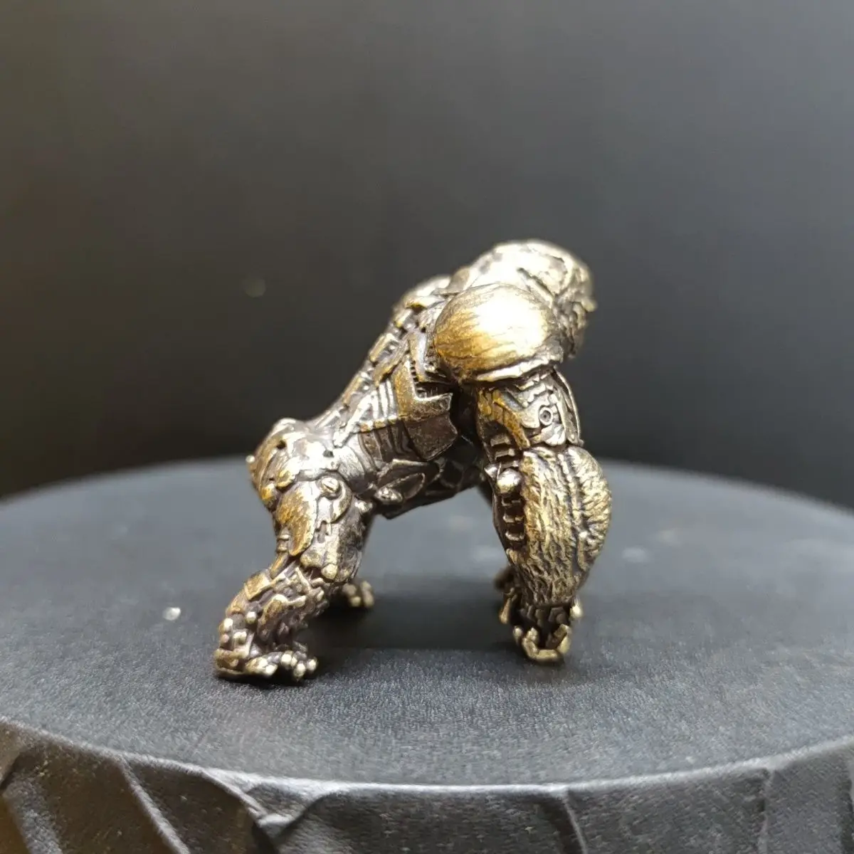 4.1cm Metal Ape Statue - Roaring Gorilla Sculpture with Detailed Muscle Texture, Animal Mini Desk Decor for Collectible Gift