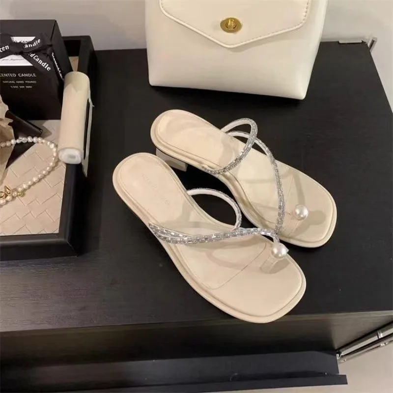 

Лето 2023, женские тапочки с жемчугом, модные шлепанцы с плоским зажимом на носок, нескользящие пляжные тапочки со стразами, женские сандалии с квадратным носком