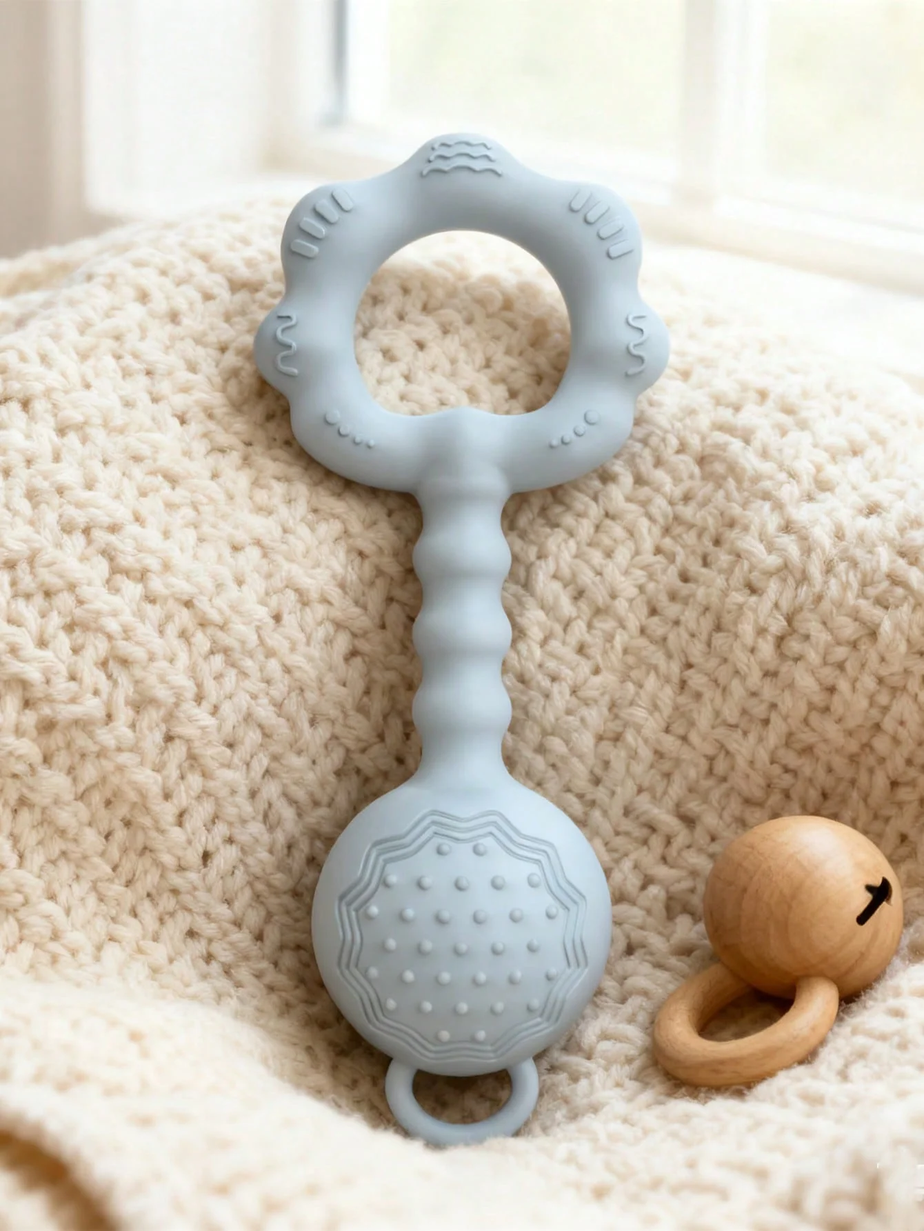 1 jouet hochet en silicone. Anneau de dentition apaisant pour bébés garçons et filles. Doux, sûr et parfait pour mâcher et réconforter.