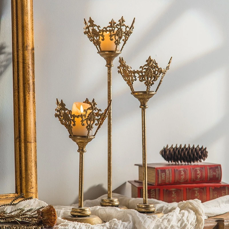 

Vintage Gold Crown Candle Holder Luxury Romantic Wedding Decoration Retro Iron Candlestick for Home Decor Photography Props