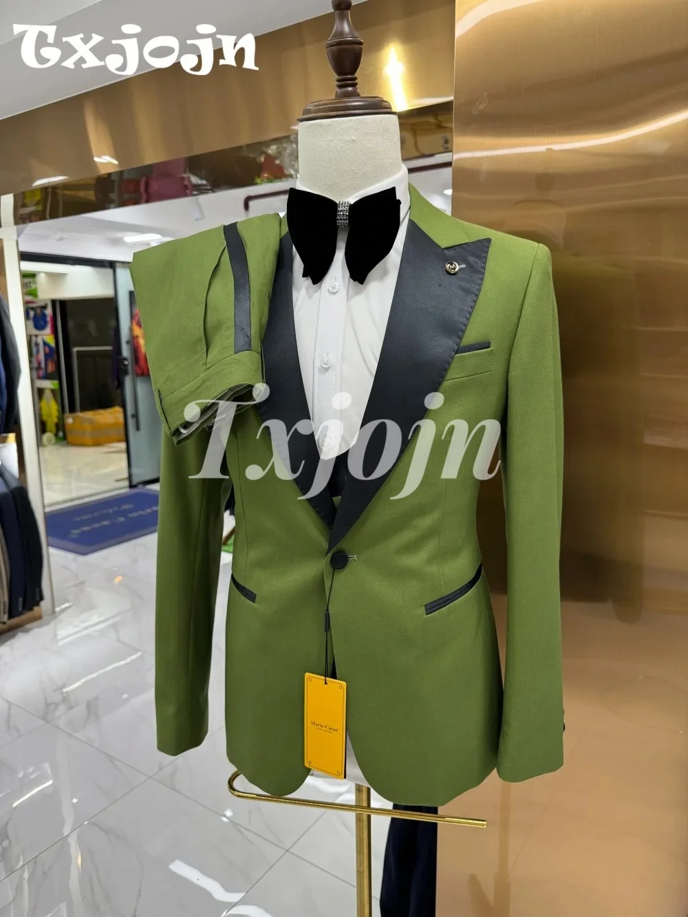 

Fashionable Light Khaki Suit Set Classic Single Button Men Office Suit Classic Peaked Lapel Men For Business Meeting Wedding