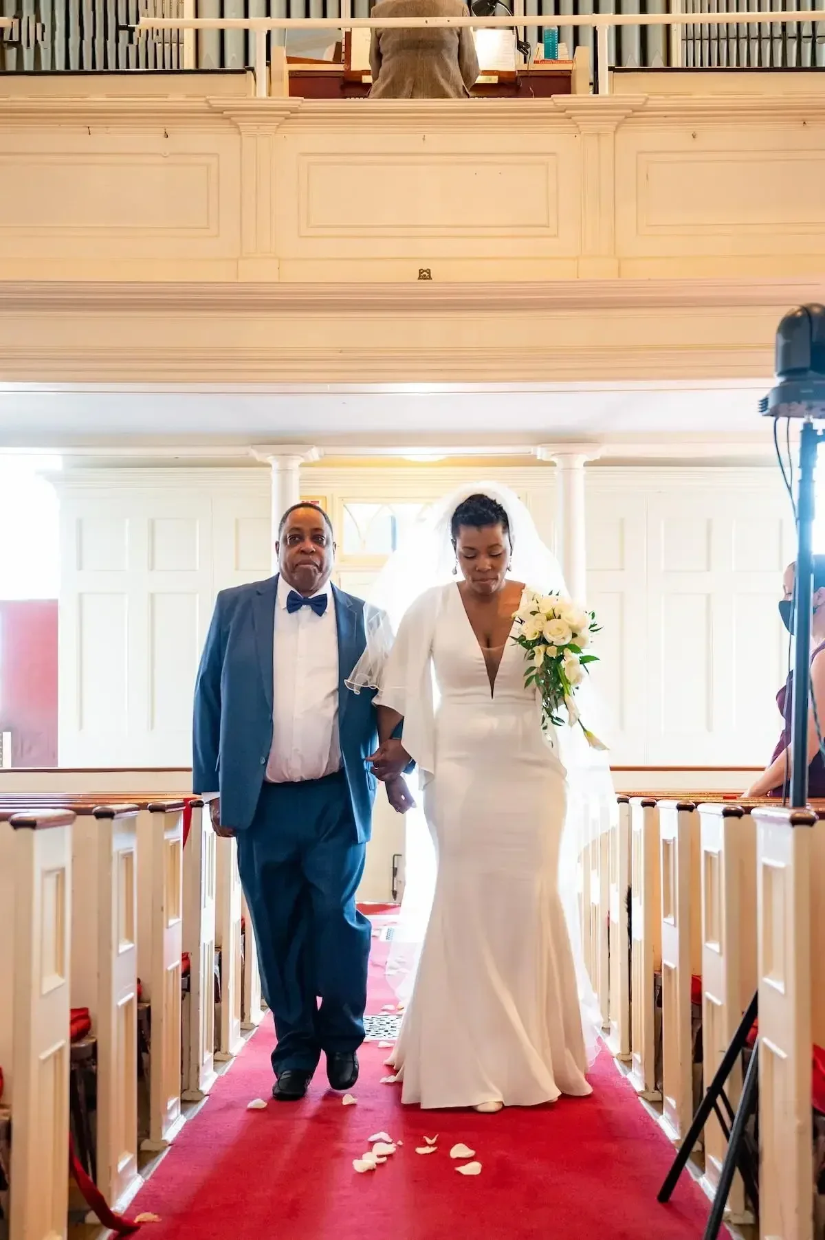 Abito da sposa in raso con scollo a V profondo personalizzato Sweep Train Abiti da sposa Maniche ad aletta Bottoni senza schienale Abito da sposa sul retro