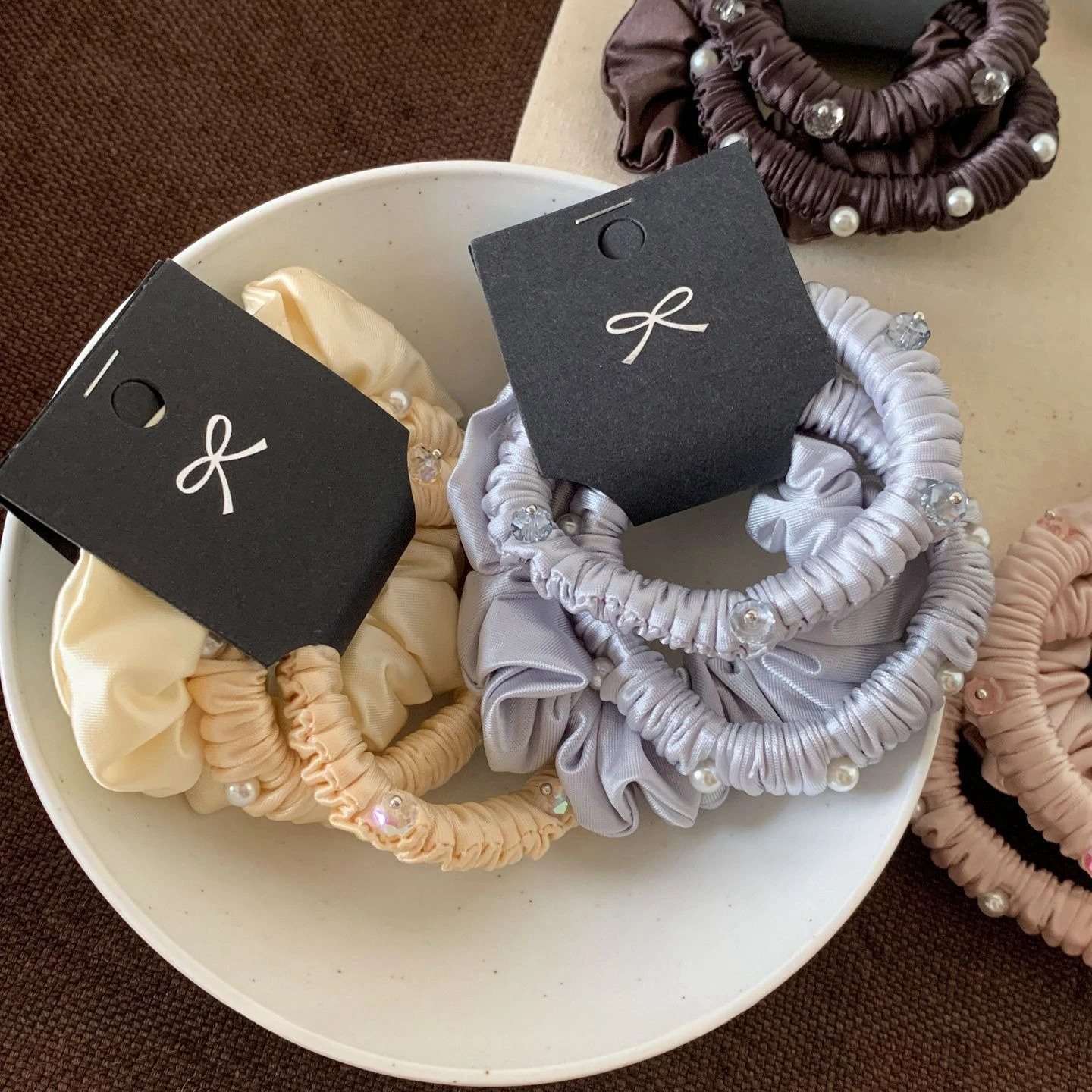 3 Stück Einfache Perlen-Kristall-Haargummis Hochelastische Schlichte Satin-Plissee-Scrunchies Haaraccessoires Satin-Falten-Haargummis – Detail 2