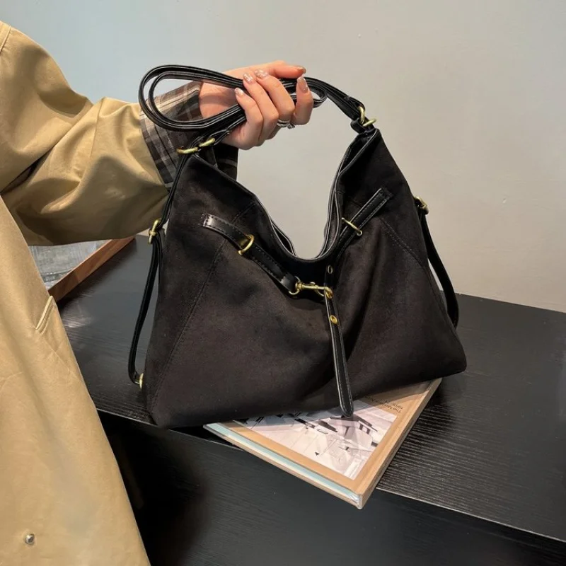 

Elegant Women's Crossbody-Bag Crafted From Leather Boasting Classic Paris Inspired And Vintage Commuter Style​