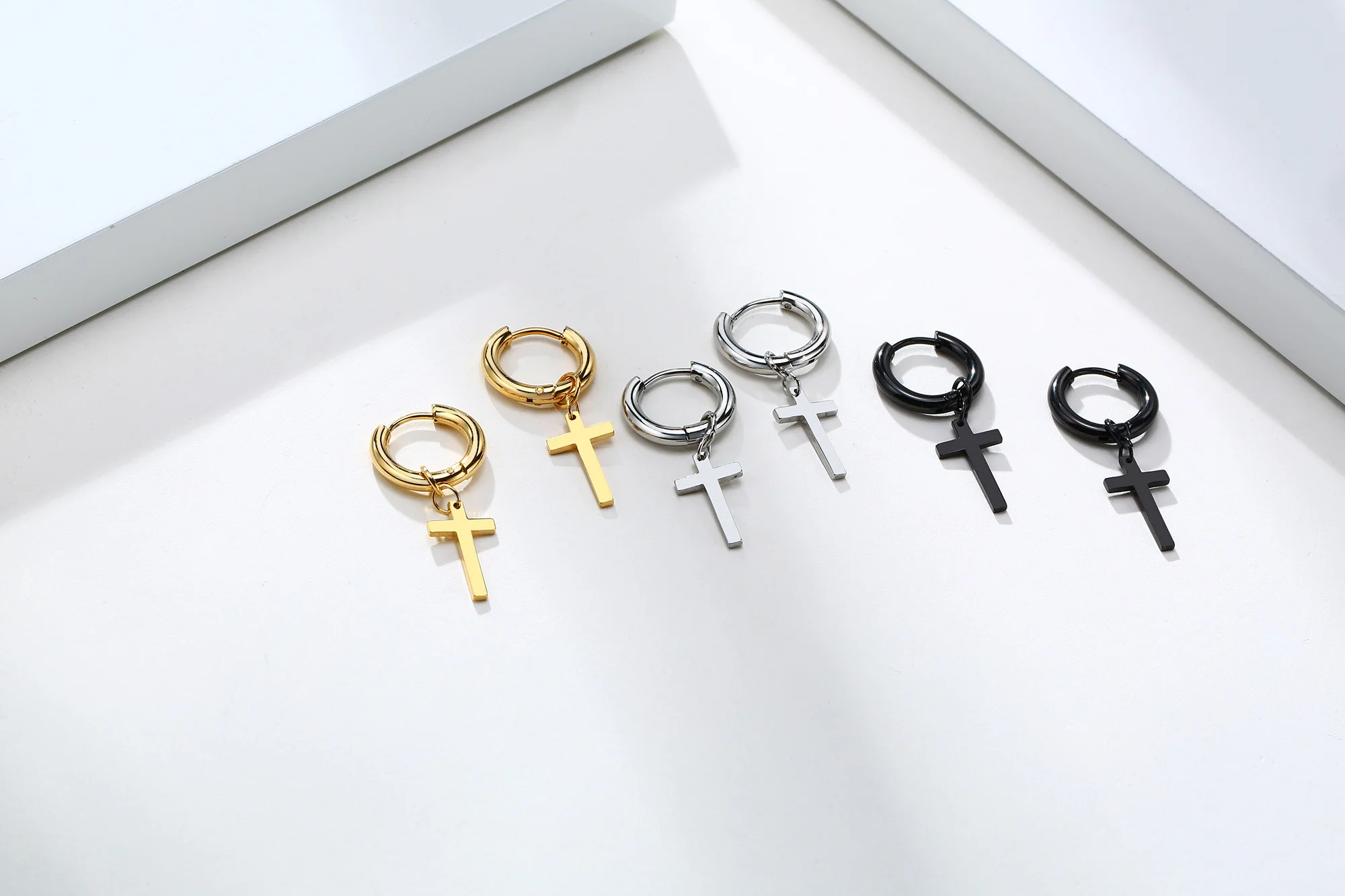 Edelstahl-Ohrring mit Kreuz-Charm für Jungs- und Herrenschmuck – Detail 6