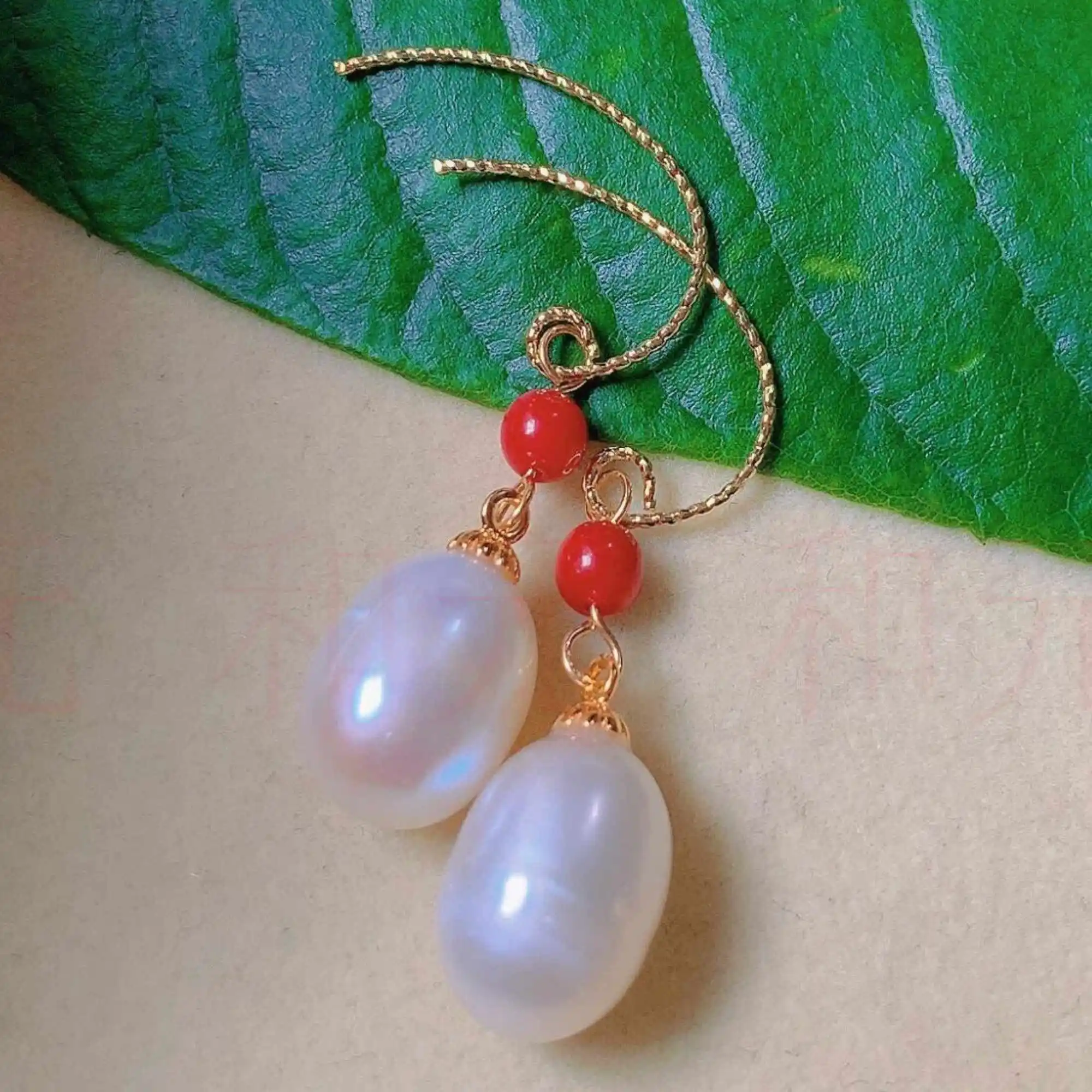 

Fashion natural white eggshell pearl South red beads gold earrings Drop Bohemian Clip-on Jewelry Crystal Eardrop Bridal