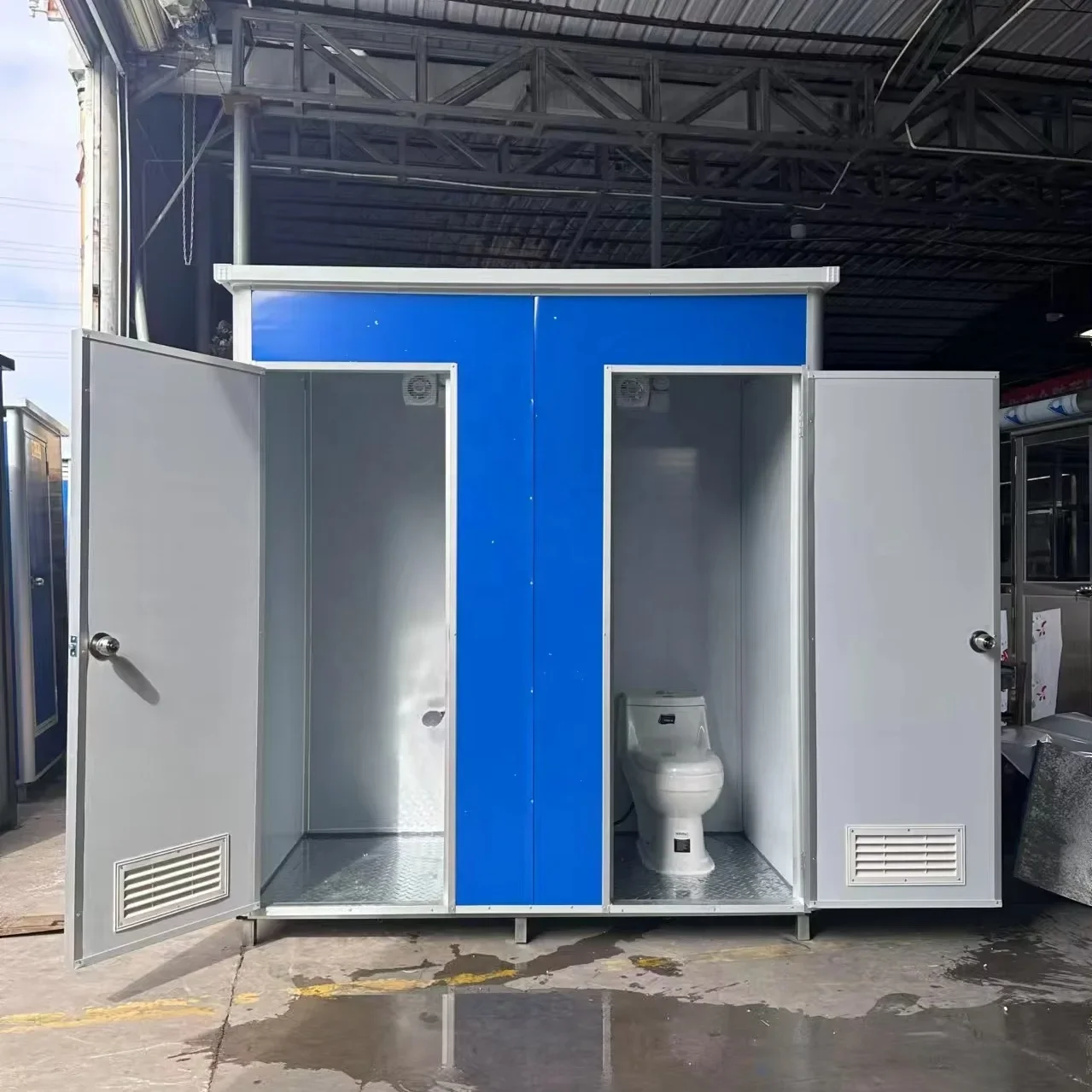 2026 Modern Prefabricated Portable Steel Mobile Toilet Outdoor Public Mobile Shower Room for Schools Parks Bathrooms Sandwich Pa