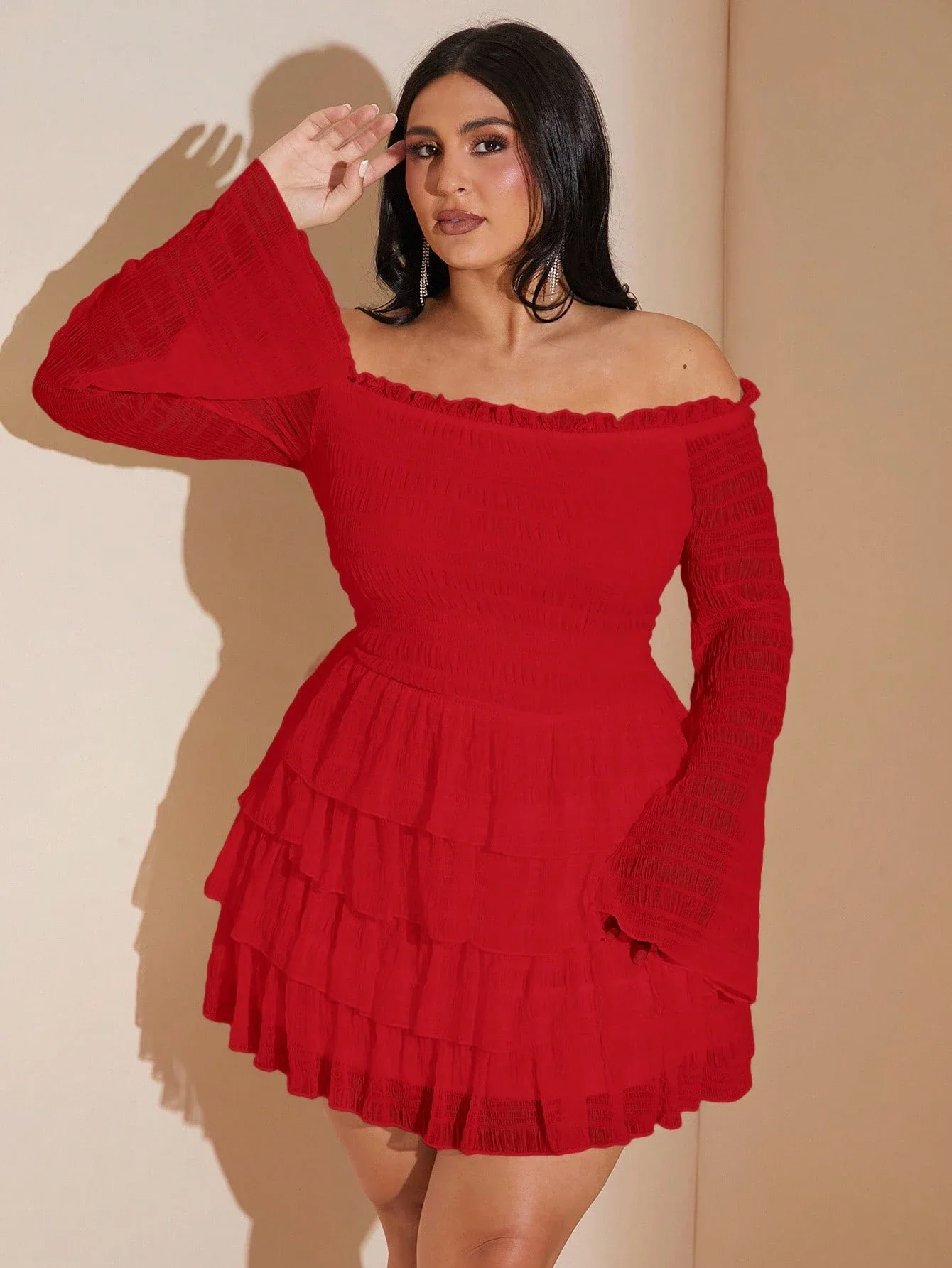 

Женское мини-платье с открытыми плечами, длинными рукавами и многоярусными оборками