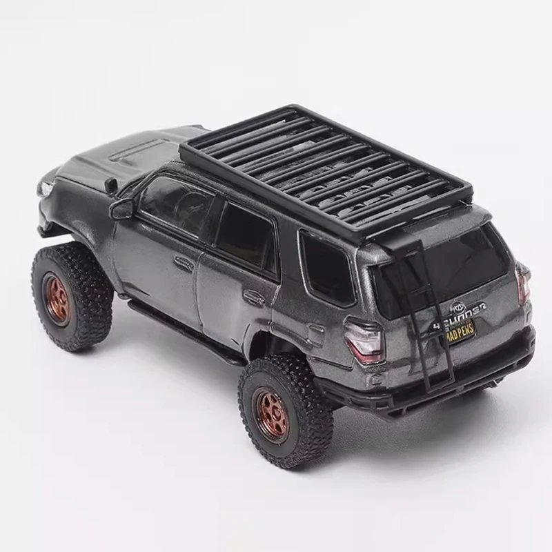 GCD Diecast 1:64 مقياس 4 عداء نسخة معدلة للطرق الوعرة مع ملحقات سبيكة محاكاة نموذج سيارة مجموعة عرض هدية