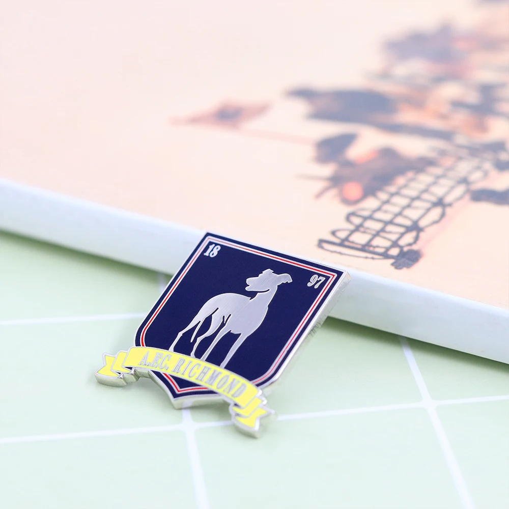 AFC Richmond Brosche Klassische Amerikanische TV-Serie Metall-Abzeichen Fußballverein-Team-Logo Anstecknadel Drama-Fans Sammel-Pins – Detail 5