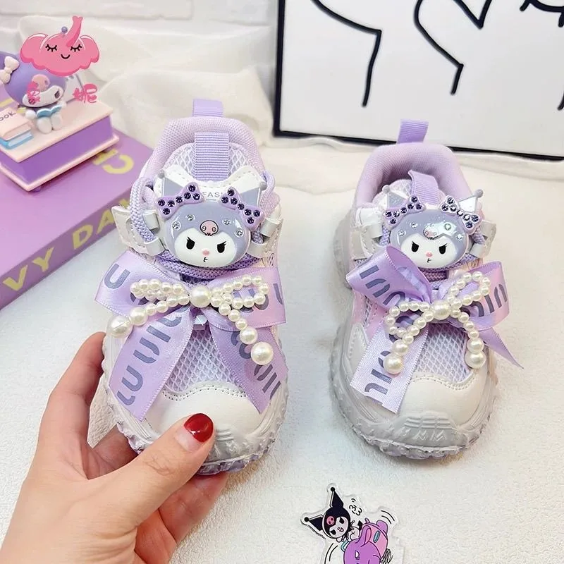 

Новая весенне-осенняя повседневная обувь Kuromi в стиле аниме Kawaii Sanrio Ins, детские спортивные кроссовки с милым рисунком и подвеской, подарки для детей