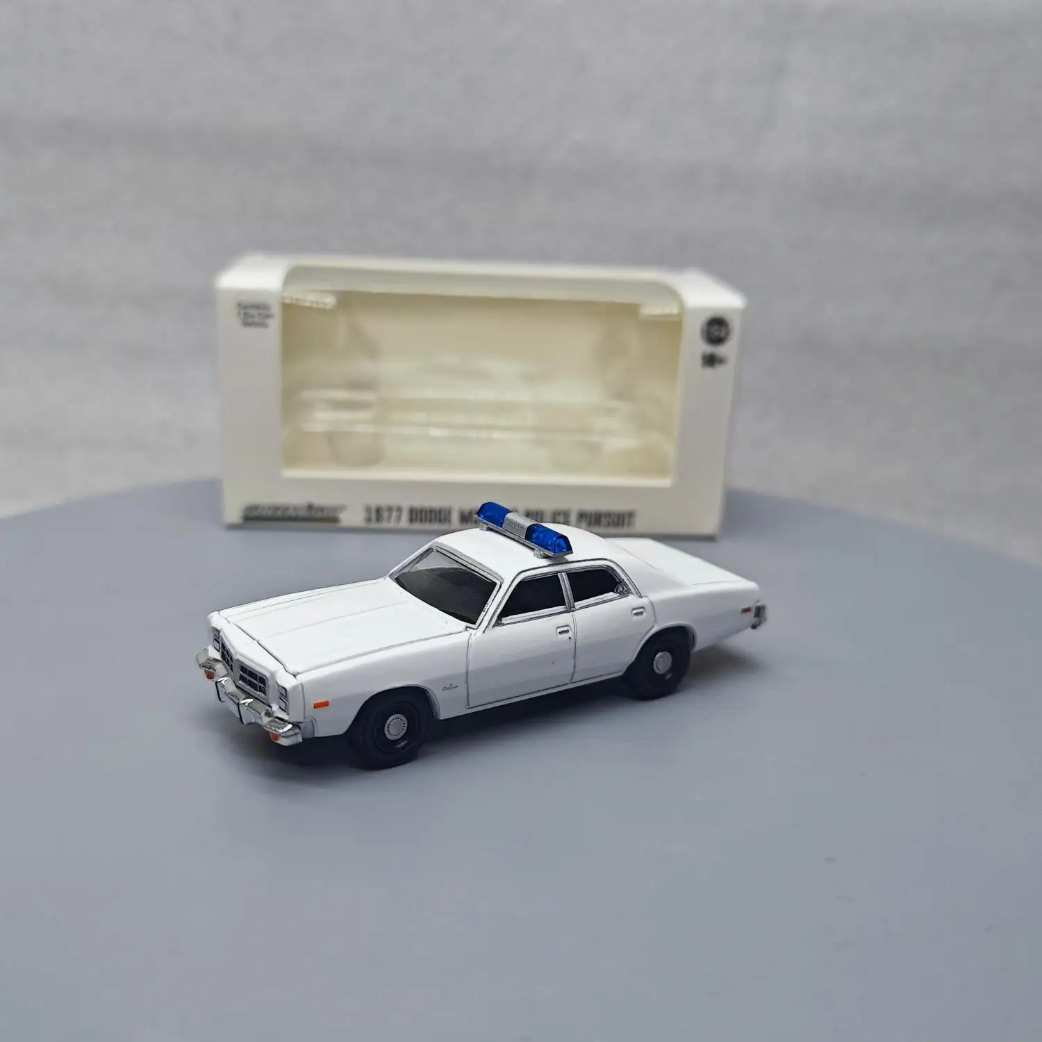 

1: 64 Heat Tracking -1977-78 Dodge Monaco Police Chase - White Advanced Collection Ornament Car Models