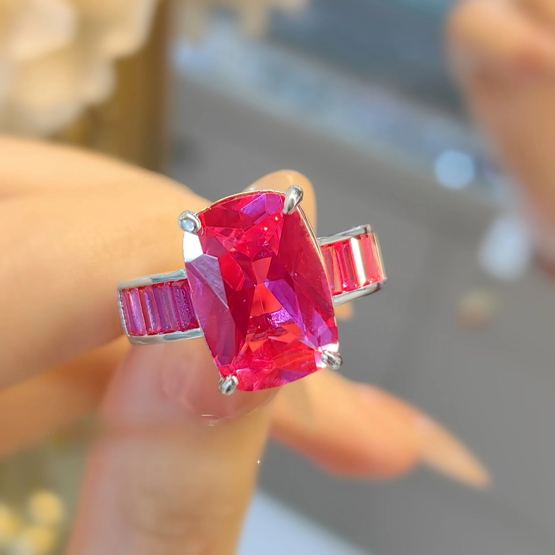 Rechteckiger Ring im koreanischen Stil mit Farbverlauf, aus rotem Korund und 925er Sterlingsilber – ein modischer, schlichter und eleganter Schmuck für Damen. – Detail 15