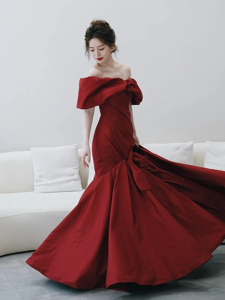 ชุดราตรีสีไวน์แดงแบบไหล่เดียว ทรงเข้ารูป กระโปรงยาว เหมาะสำหรับพิธีแต่งงาน พิธีกรงานประจำปี  สไตล์เกาหลี ผลิตจากเส้นใยโพลีเอสเตอร์