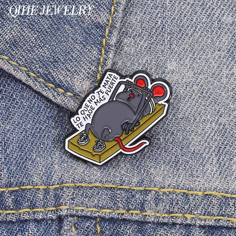 Fitness Weightlifting Mouse Mousetrap Spanish Enamel Pins LO QUE NO TE MATA TE HACE MÁS FUERTE Brooches Lapel Badge Jewelry Gift