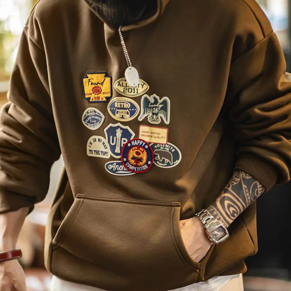 Męska bluza z kapturem Maden Vintage z haftowaną naszywką, brązowa, ocieplana polarem sherpa, ciepła, wkładana przez głowę, luźny krój, swobodna dzianina na jesień i zimę.