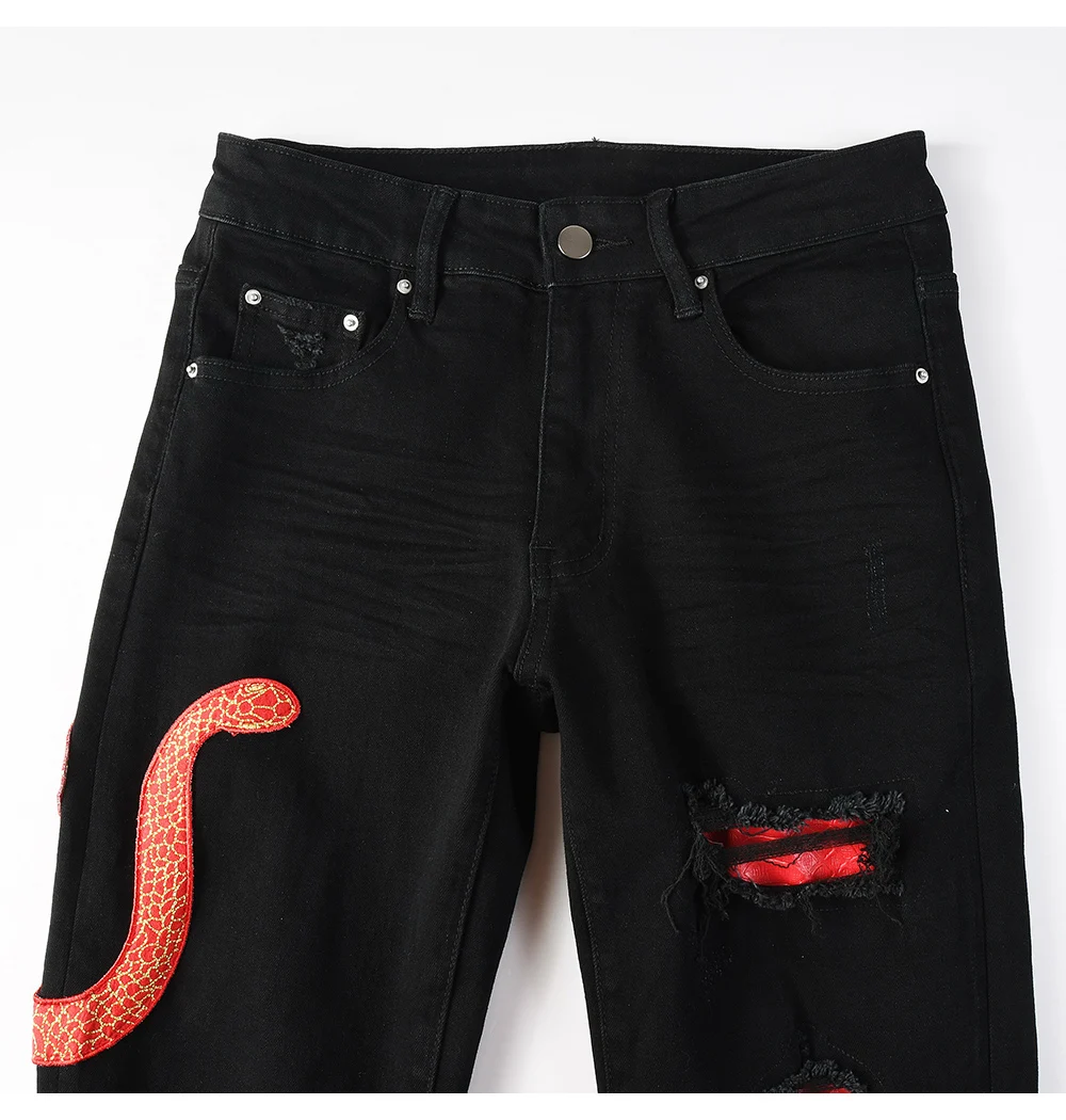 Herren Jeanshose aus Stretch-Denim mit schwarzer Schlangenstickerei, schmal geschnitten, konisch zulaufend, Bleistifthose mit Schlangenleder-Patch – Detail 5