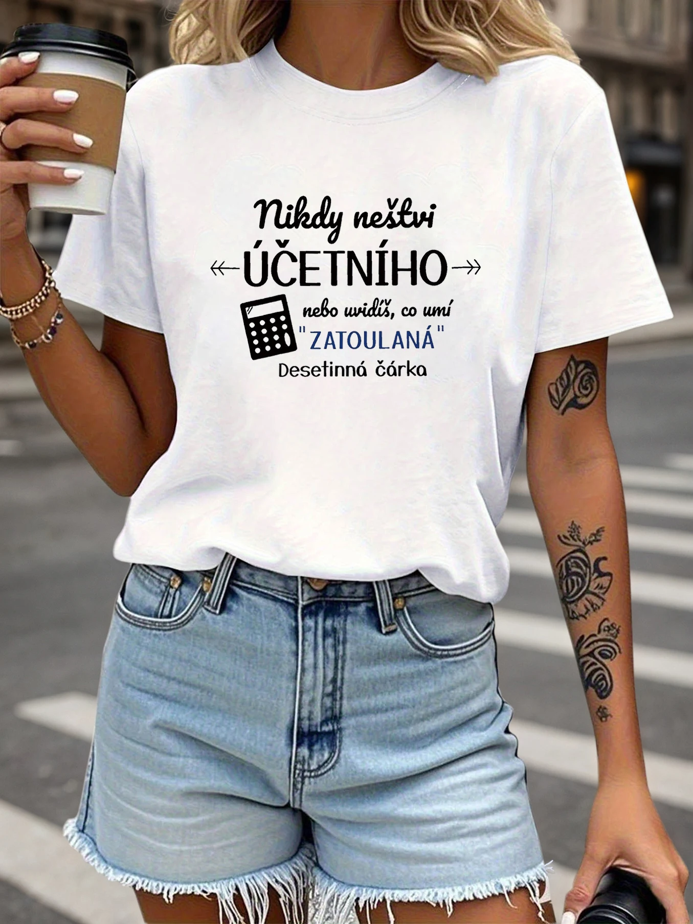 

Women's Short Sleeve T-shirt Nikdy neštvi ÚČETNÍHO Czech Letter Print Crew Neck Casual Top For Summer & Spring