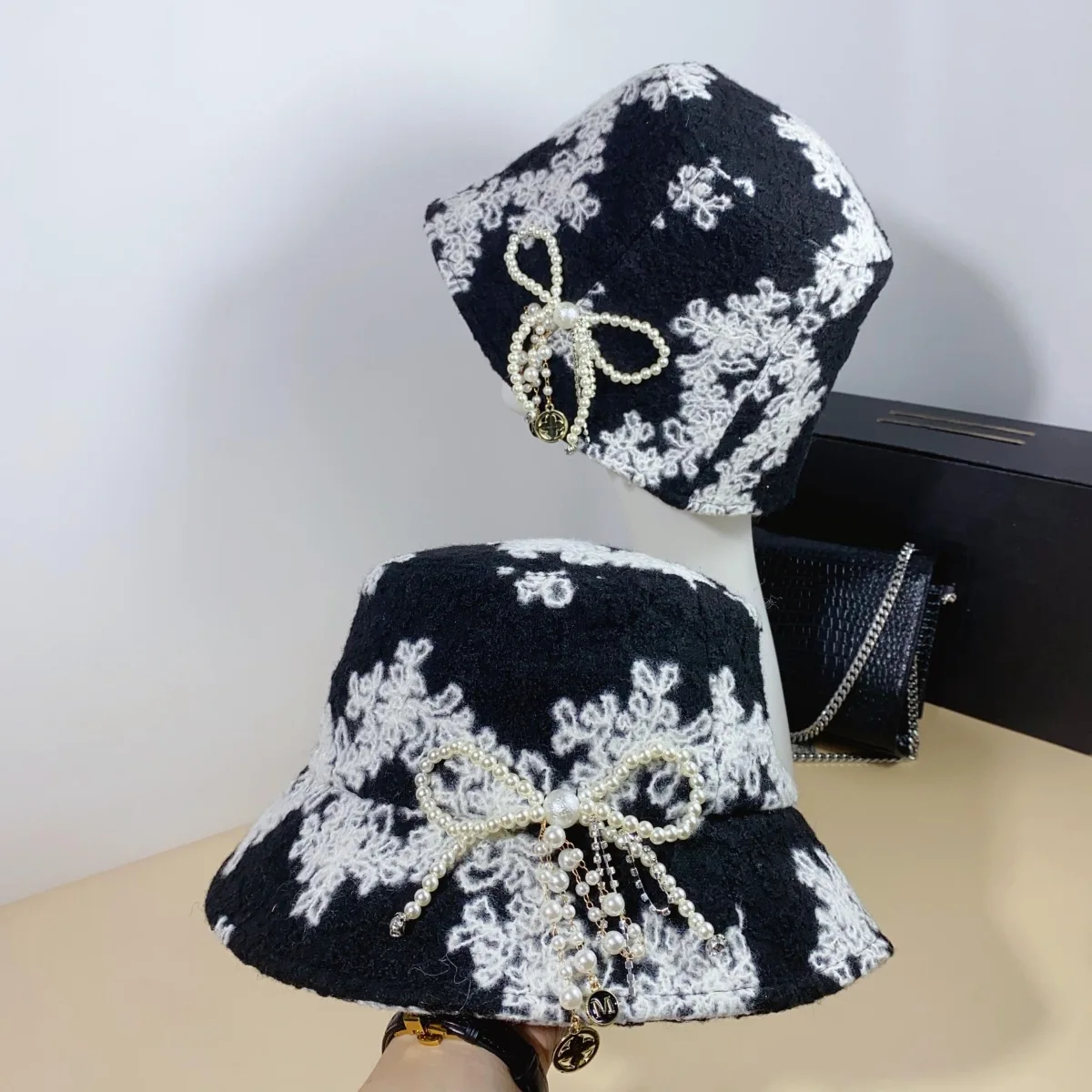 Autunno e inverno Warm Pot Hat Pearl Bow Sparkling Diamond Jacquard ricamo Water Bucket cappello da pescatore femminile