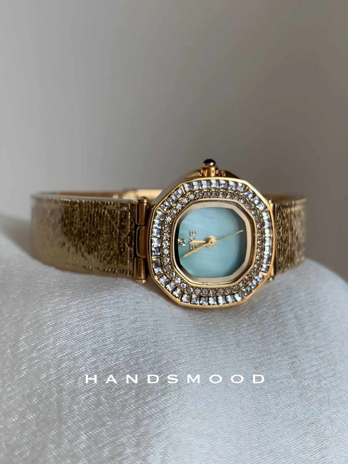 New women's luxury watch with a stylish and sophisticated retro design, wide strap, fashionable quartz wristwatch.