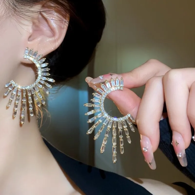 

European and American personality temperament flash diamond earrings, high-end sense niche light luxury unique earrings