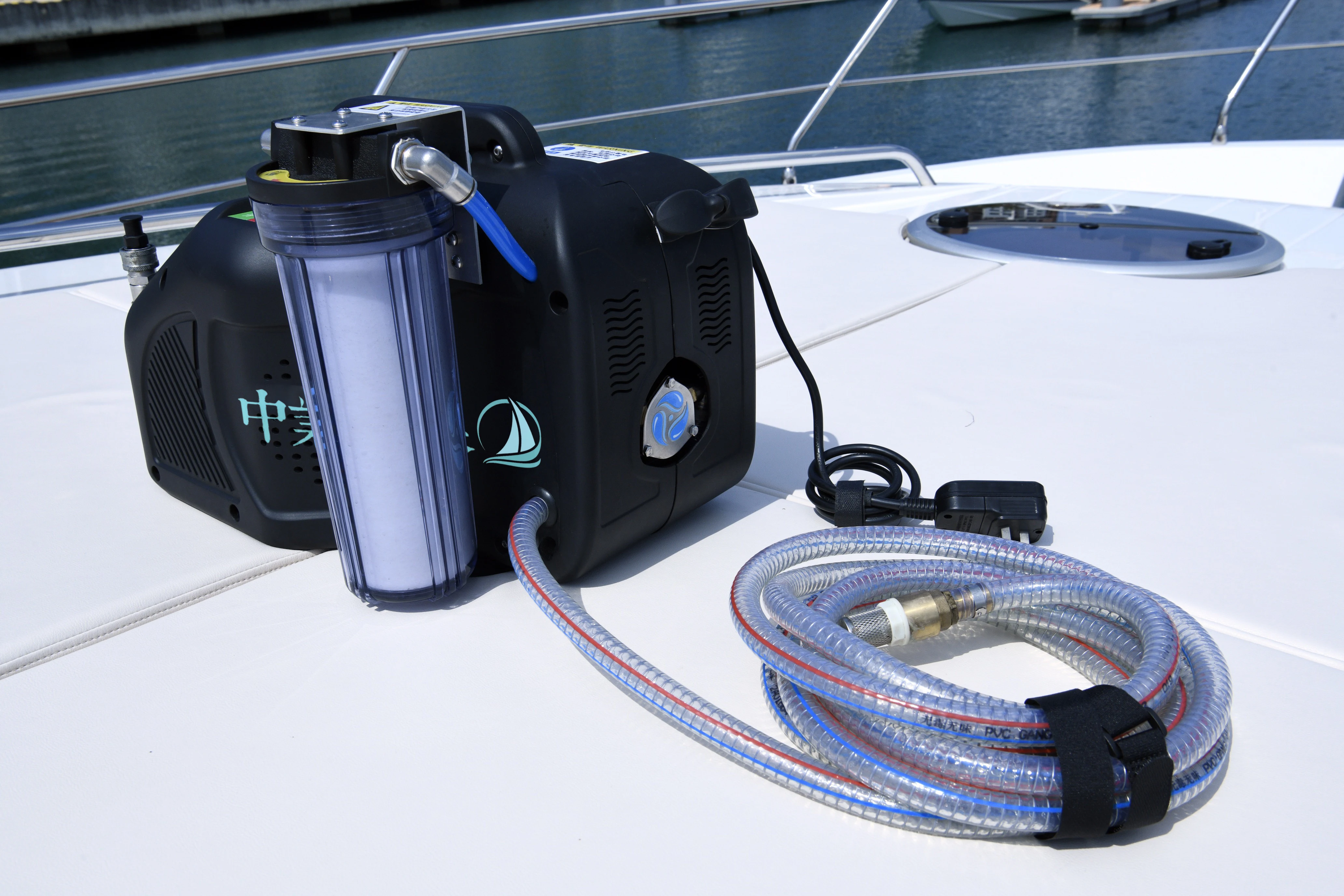 Piccola macchina per la dessalinizzazione marina Trattamento dell'acqua Yacht Riciclaggio di acqua ultrapura portatile ad alta efficienza energetica e a risparmio energetico