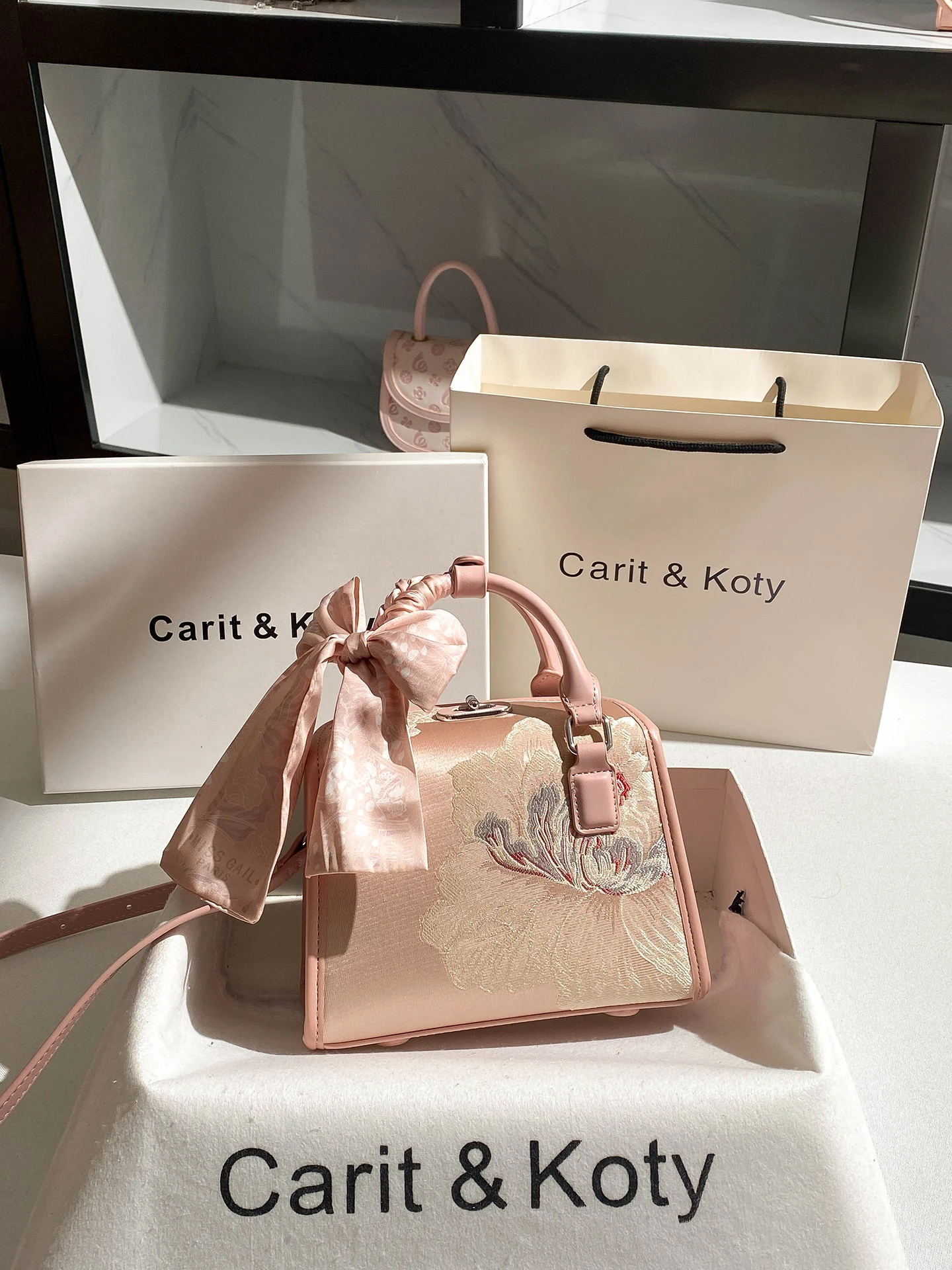 

Pink and Luxury Handbag with Charming Chinese Style Embroidery and Scarves Women's Stylish and Versatile Handheld Crossbody Bag