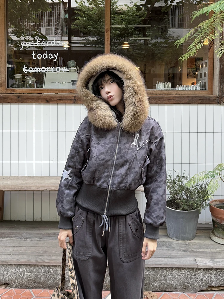 

Новая зимняя женская куртка URKR с камуфляжным принтом, утепленная, с меховым воротником, в американском стиле, с застежкой-молнией и эффектом утягивания талии...