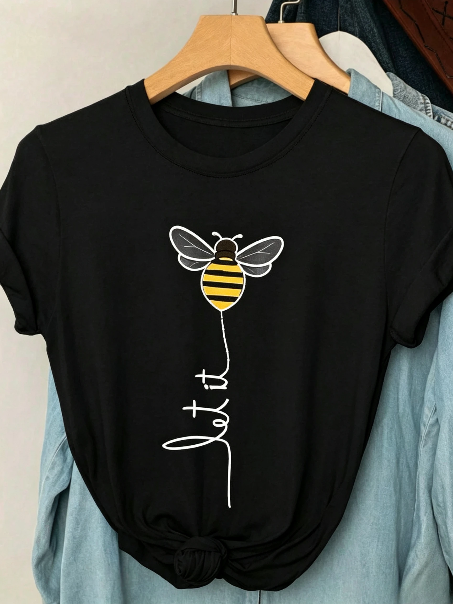 Bee Graphic T Shirt Minimal Line Art Print Casual Fashion Top Cute Nature Inspired Design Trendy Streetwear Outfit for Everyday