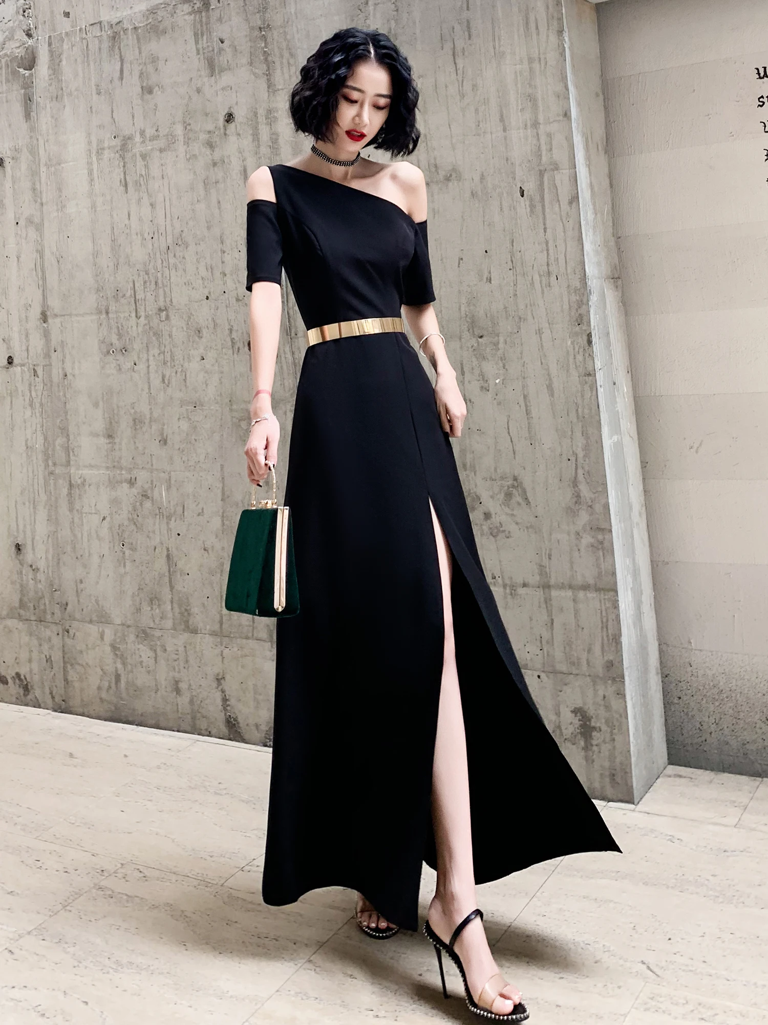 

Элегантное длинное черное вечернее платье на одно плечо для женщин: королевское очарование для вечеринок и свадеб. Высококлассная мода.