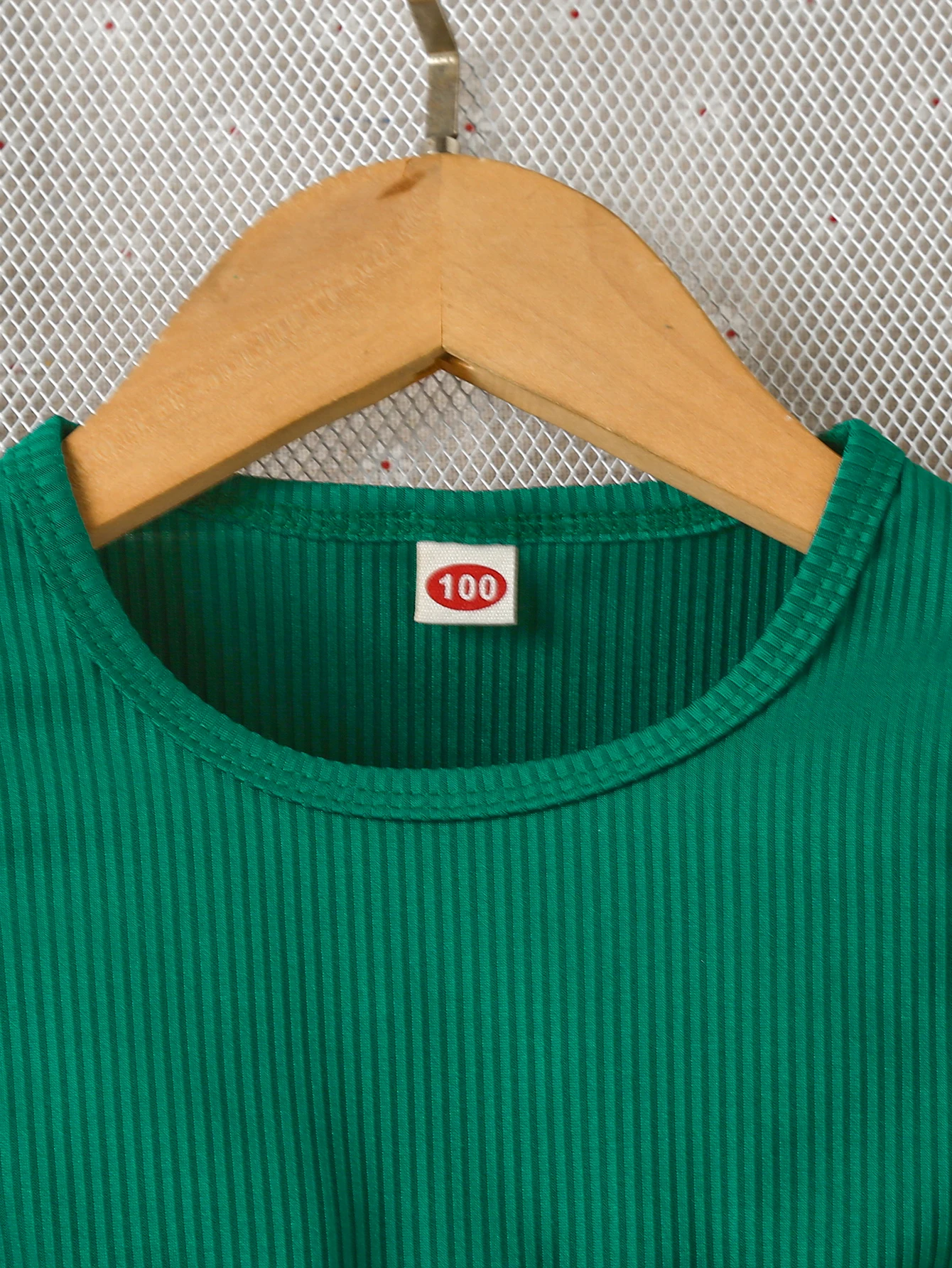 Sommerliches Mädchenkleid mit Rundhalsausschnitt und Pfauenmuster, modisches Kleidungsstück, geeignet für Freizeitkleider für Mädchen im Alter von 2 bis 7 Jahren. – Detail 2